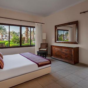 Three-Bedroom Suite Queen Twin Bed– Garden view